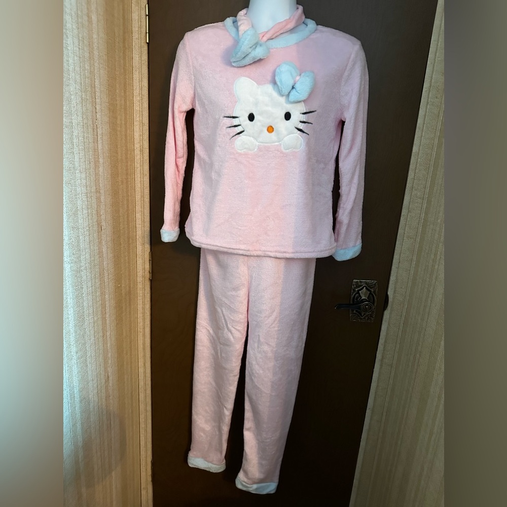 New super soft Hello Kitty Women’s pajama set